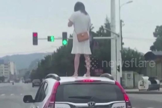 Người phụ nữ trèo lên nóc ô tô vì cãi nhau với chồng và cái kết đắng