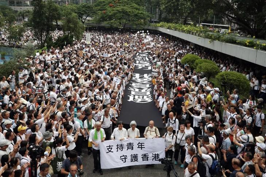 Sau giới trẻ, đến lượt dòng người cao tuổi xuống đường biểu tình tại Hồng Kông 