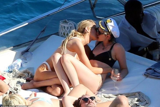 Kristen Stewart hôn bạn gái đắm đuối trong chuyến du lịch ở Ý 