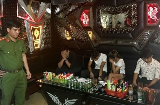 Đột kích quán karaoke bắt quả tang 47 đối tượng sử dụng ma túy