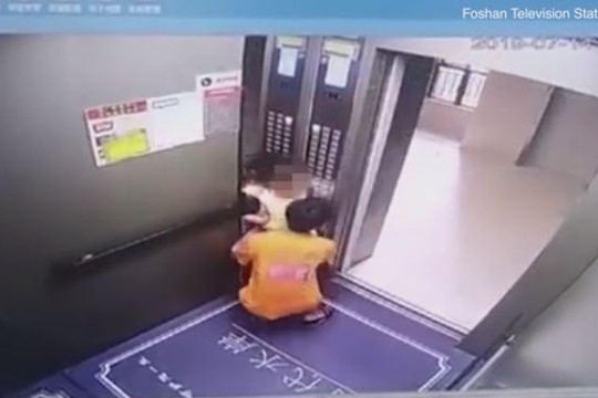 Phẫn nộ thanh niên bế bé gái ra khỏi thang máy để giở trò đồi bại