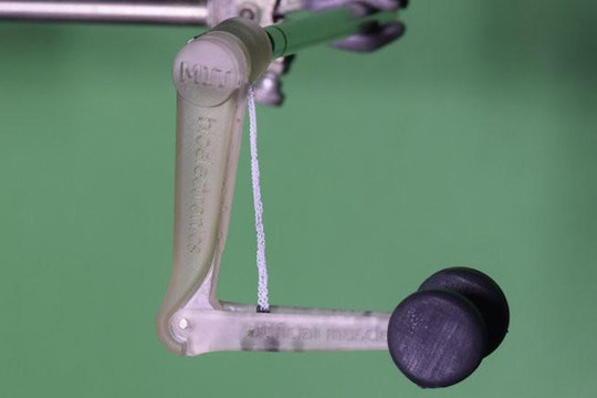 Mỹ phát triển loại sợi dùng cho cơ nhân tạo của chân tay giả và cánh tay robot 