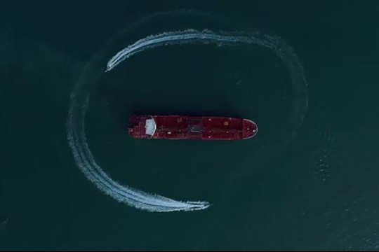 Clip tàu chở dầu Anh bị lực lượng Iran bao vây như phim hành động