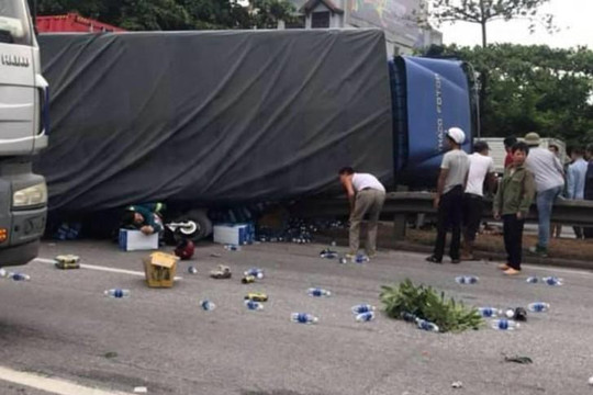 Clip xe tải đè chết Chủ tịch Hội Nông dân xã và 4 người xem tai nạn ở Hải Dương