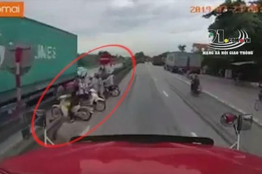 Kinh hoàng khoảnh khắc xe tải lật đè vào đoàn người chờ qua đường