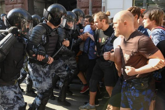 Biểu tình lớn tại Nga, hơn 1.000 người bị bắt giữ