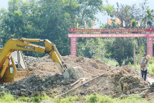 Quảng Ngãi: Huyện nghèo nhất nước vẫn bỏ 2 tỉ xây cổng chào