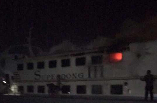Kiên Giang: Đang neo đậu, tàu cao tốc bất ngờ phát cháy