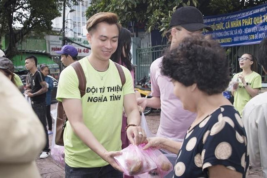 Hồ Việt Trung,  Lương Gia Huy đi làm từ thiện tháng Vu Lan 