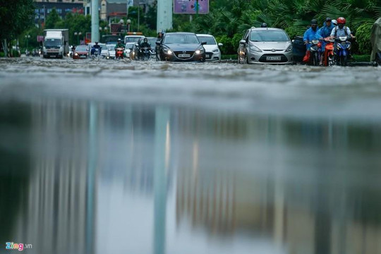 Mưa lớn kéo dài, đường Hà Nội ngập sâu cả ngày