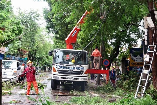EVN cắt điện vì mưa bão, 294.000 hộ dân bị ảnh hưởng