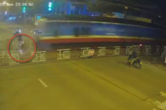 Clip thanh niên ở Đồng Nai phóng xe tông sập rào chắn, bị tàu hỏa cán chết