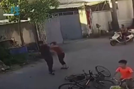 Va chạm giao thông, 2 người đi xe đạp lao vào đánh nhau dữ dội