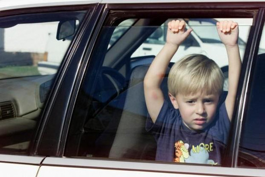 Kỹ năng giúp trẻ thoát hiểm trên ô tô