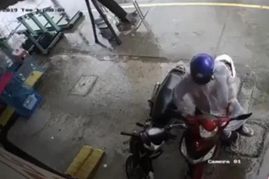 Trộm mặc áo mưa thản nhiên bẻ khóa lấy xe giữa phố đông người