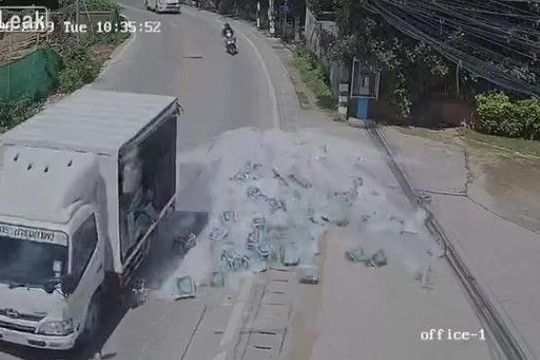 Chở hàng không che chắn, xe tải đánh rơi hàng trăm chai bia xuống đường