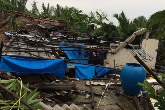 Bạc Liêu: Hơn 60 căn nhà bị tốc mái, 10 trụ điện đổ vì mưa bão