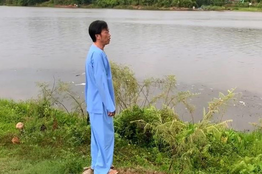 Hoài Linh gây thích thú khi gọi đò bên bờ sông Hương 