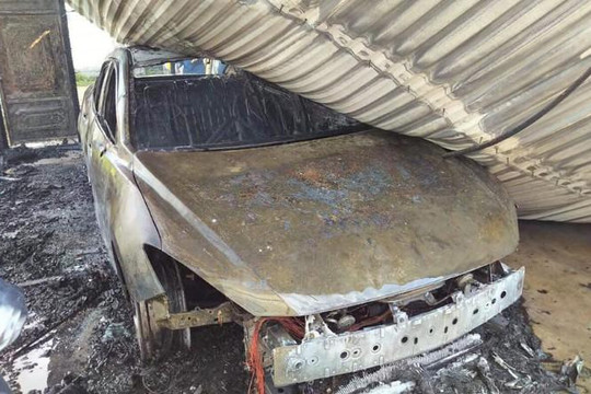 Hà Tĩnh: Xe hơi bị cháy rụi trong gara gia đình
