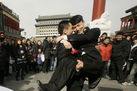 Trung Quốc: Giải pháp thay thế hôn nhân dành cho những cặp đôi đồng tính