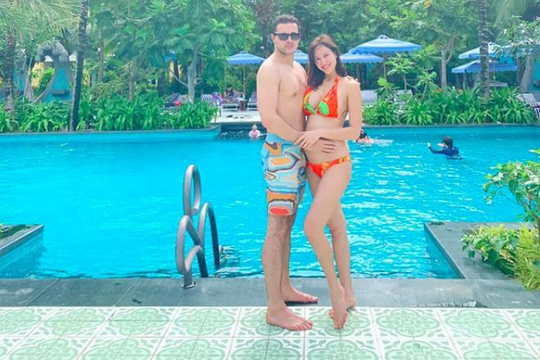 MC Phương Mai diện bikini khoe bụng bầu sau hơn 2 tháng kết hôn 