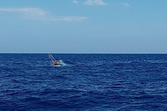 Cứu nạn 6 ngư dân trên tàu cá bị chìm ở phía tây quần đảo Hoàng Sa