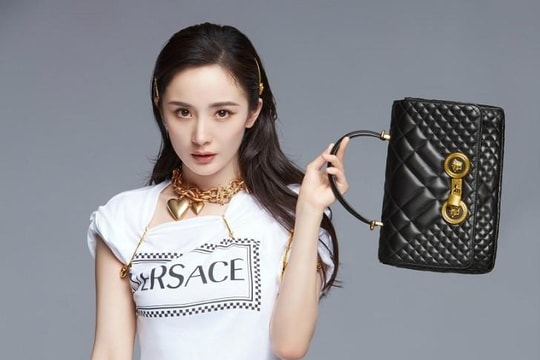 Dương Mịch tuyên chiến với hãng Versace chỉ vì chiếc áo thun nhạy cảm