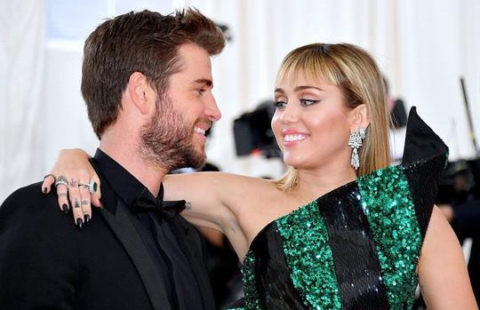 Miley Cyrus và Liam Hemsworth ly hôn vì ma tuý và ngoại tình 