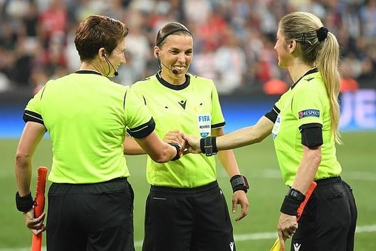 Liverpool và Chelsea ‘chơi ác’ với các nữ trọng tài trong trận Siêu cúp châu Âu