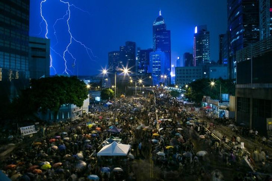 Hàng ngàn giáo viên Hồng Kông biểu tình dưới trời mưa sấm sét