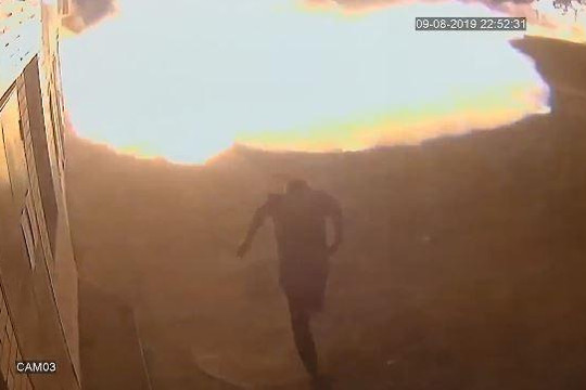 Khoảnh khắc người đàn ông chạy thoát khỏi vụ nổ như phim hành động