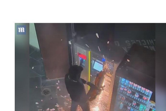 Băng trộm liều lĩnh cưa cây ATM trộm tiền và cái kết đắng