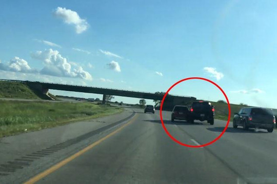 Mất lái trên cao tốc, nữ tài xế ô tô gây họa cho xe bán tải