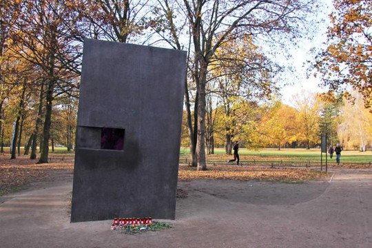 Đài tưởng niệm những người đồng tính bị giết trong chiến tranh thế giới lần 2 bị phá hoại