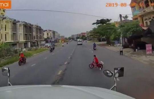 Tài xế container đánh lái xuất thần cứu mạng bé trai đạp xe sang đường