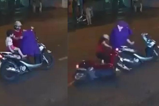 Clip mẹ hại con bị tai nạn vì dừng xe máy giữa đường mặc áo mưa