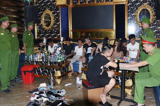Bắt quả tang 20 thanh niên ‘bay lắc’ trong quán karaoke