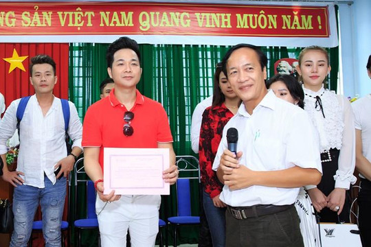 Quách Tuấn Du, Vân Quang Long phát quà cho bệnh nhân nghèo 