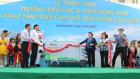 Tặng sữa Vinamilk cho học sinh huyện miền núi Hoành Bồ, Quảng Ninh