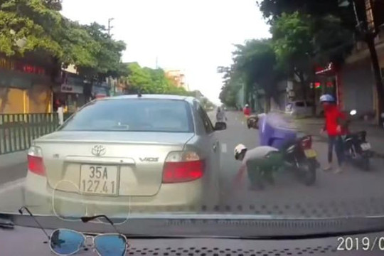 Clip ô tô suýt bị tông vì tài xế dừng giữa đường tranh nhặt tiền với người đi xe máy