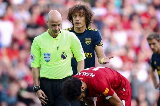 David Luiz chỉ trích trọng tài sau tình huống kéo áo Mohamed Salah