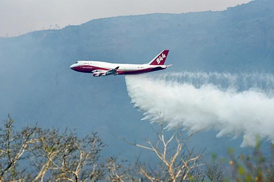 Clip 'siêu máy bay chữa cháy' Boeing 747 dập lửa ở rừng Amazon