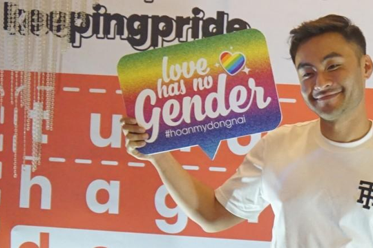 MC Dustin Phúc Nguyễn cùng rước cờ cầu vồng của cộng đồng LGBT tại Đồng Nai