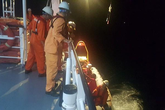 Khẩn trương ứng cứu 2 tàu cá cùng 42 ngư dân gặp nạn trên biển