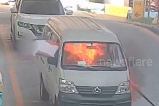 Ô tô bất ngờ cháy dữ dội, tài xế nhảy qua cửa sổ thoát chết trong gang tấc