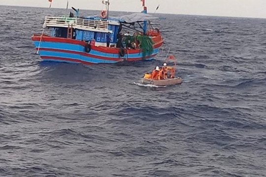 Cứu tàu cá cùng 16 ngư dân gặp nạn khi tránh bão số 4