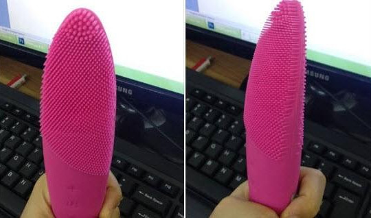 Bạn trai tặng máy rửa mặt giống sex toy khiến cô gái xấu hổ với đồng nghiệp