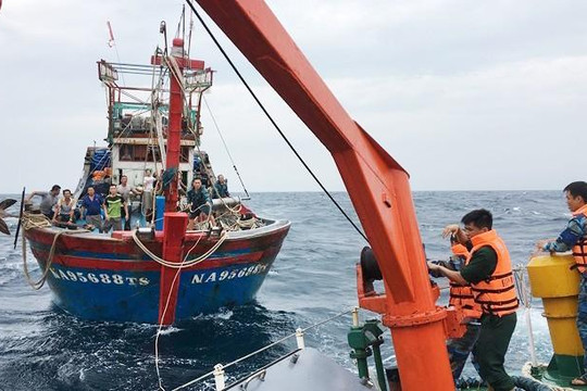 Nghệ An: Lai dắt tàu cá chết máy cùng 16 ngư dân vào bờ an toàn