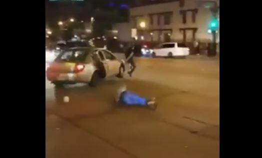 'Ô tô điên' đâm gục 2 người đi bộ trước mặt cảnh sát