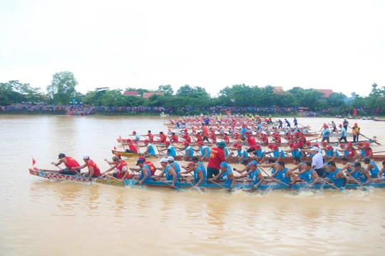 Quảng Bình: Hàng vạn người đội mưa cổ vũ đua thuyền mừng Quốc khánh